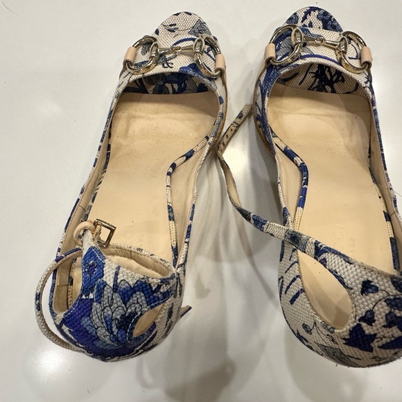 Gucci blue and cream colored platform heel with gold bar. - Picture 4 of 9